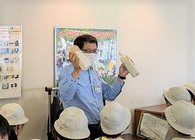 施設見学の様子